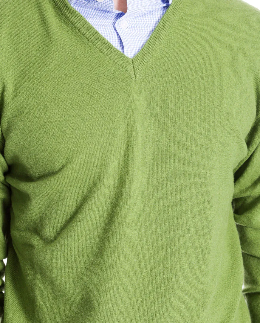 SCollo V unito in merinos e cachemire verde prato  | WOOL & CO